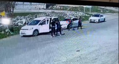 Peş peşe gelen otomobillerden inenlerin silahlı kavgası kamerada