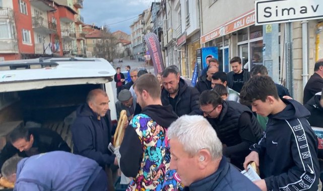 Pideyi sıcak tüketmek için birbirleriyle yarışıyorlar