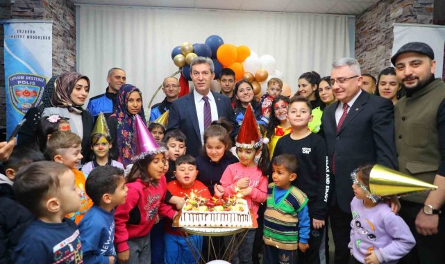 Polis ekipleri küçük çocuğun 'pasta istiyorum, doğum günümü kutlayalım' ricasını kırmadı
