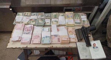Polis, enkazda bulduğu yüklü miktarda parayı sahibine teslim etti