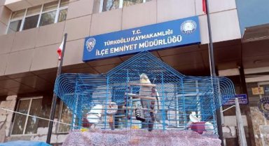 Polis, enkazdan çıkarılan papağana sahip çıktı