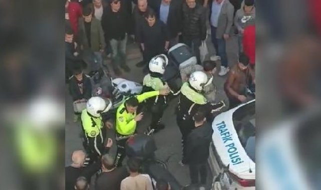 Polis ile sürücü arasında arbede kamerada