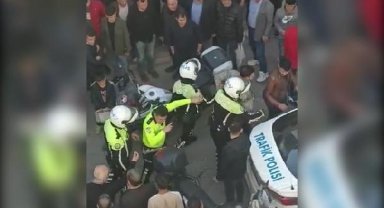 Polis ile sürücü arasında arbede kamerada