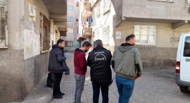 Polise bıçakla saldırdı, bacağından vuruldu