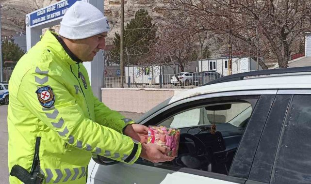 Polisler yoldan geçen depremzede aileleri moral oldu
