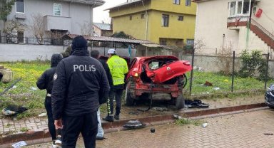 Polisten kaçan sürücü, otomobiliyle kaldırımdaki yayaya çarptı