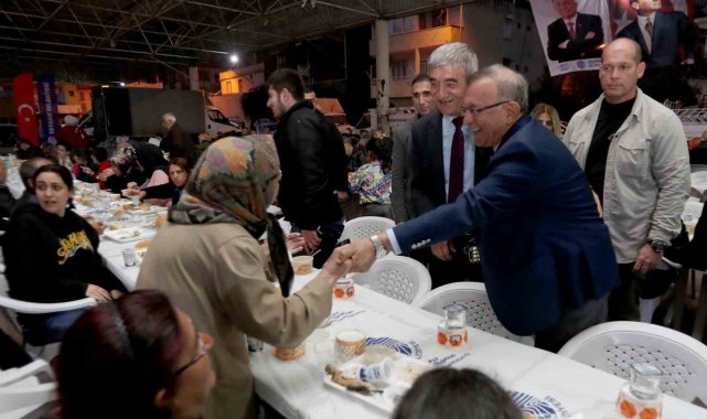 Ramazan'ın bereketi Seyhan'da kurulan iftar sofralarında paylaşılıyor
