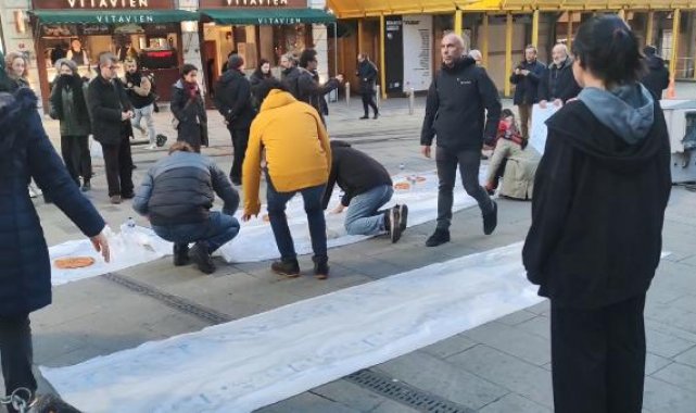 Ramazan'ın ilk yeryüzü sofrası Tünel Meydanı'nda kuruldu