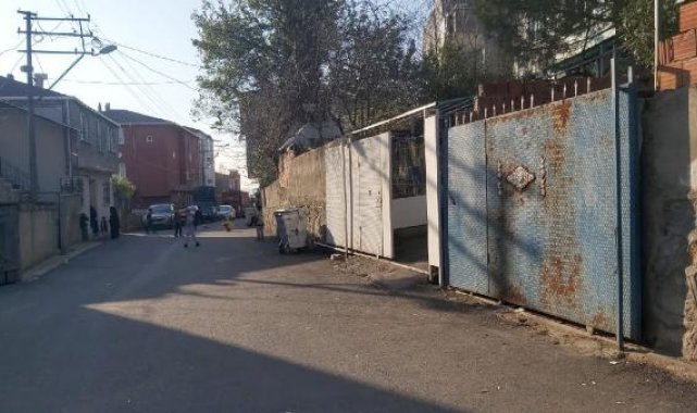 Raydan çıkan demir kapının altında kalan çocuk öldü