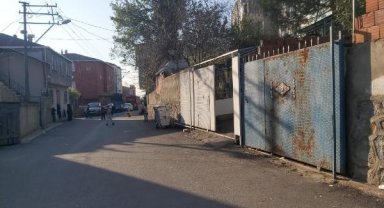 Raydan çıkan demir kapının altında kalan çocuk öldü