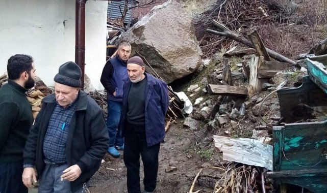 Refahiye'de evin üzerine kaya yuvarlandı