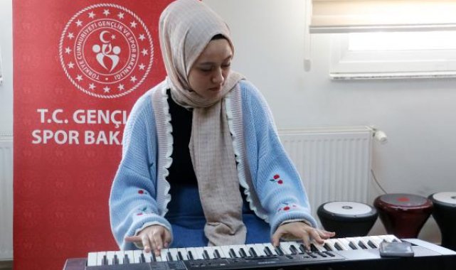 Reyyan, depremde kaybettiği öğretmeni gibi eğitimci olmak istiyor