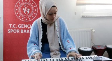 Reyyan, depremde kaybettiği öğretmeni gibi eğitimci olmak istiyor