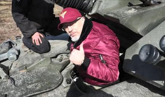 Reznikov, 'Challenger 2' tankıyla sürüş testi yaptı