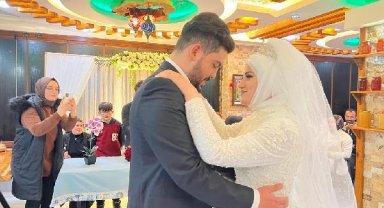 Rize'de depremzede çifte konaklandıkları otelde düğün