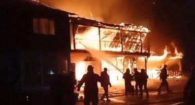Rize'de yangın; ahşap restoran ile ev küle döndü
