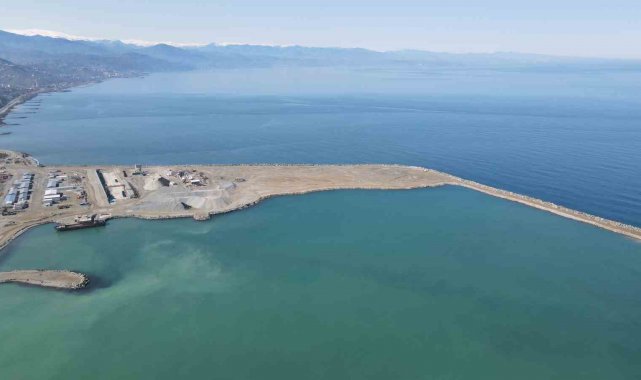 Rize'de yapımı devam eden Lojistik Merkezinin liman dolgusunun yüzde 40 tamamlandı