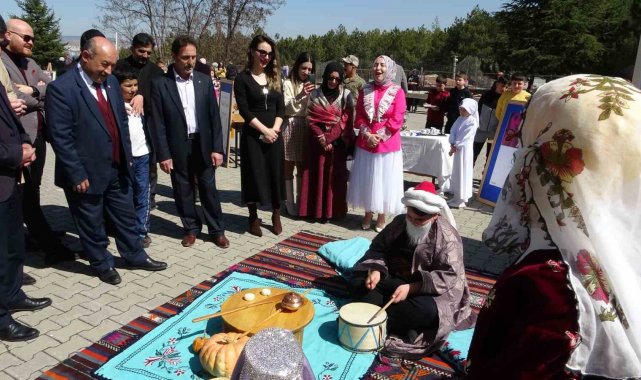Roman kahramanlarına renkli anma