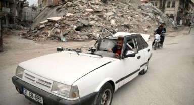 Sadece motoru sağlam kalan aracı 'deprem hatırası' oldu