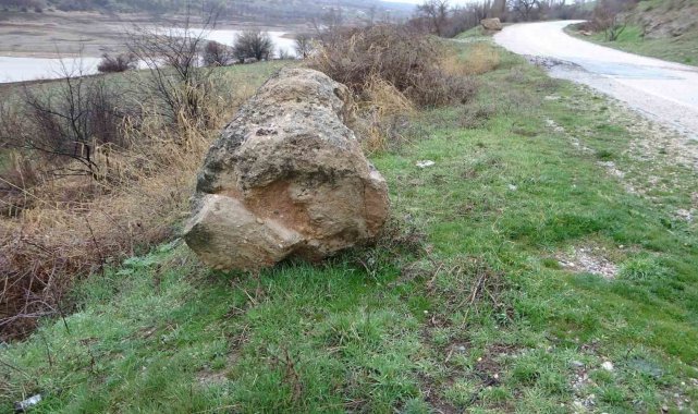 Sağanak heyelana neden oldu, yamaçlardan dev kayalar yola düştü