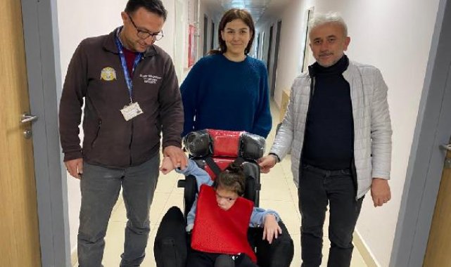 Sağlık çalışanlarından kas hastası depremzede Elisa'ya tekerlekli sandalye