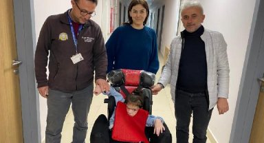 Sağlık çalışanlarından kas hastası depremzede Elisa'ya tekerlekli sandalye