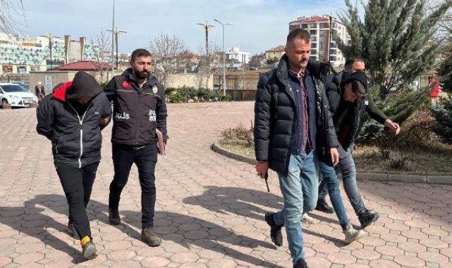 Sahaya girip Fiorentinalı futbolcuya saldıran 2 taraftar adliyede