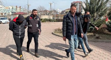 Sahaya girip Fiorentinalı futbolcuya saldıran 2 taraftar adliyede