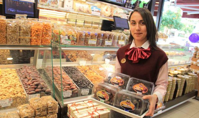 Sahur ile iftar arasındaki vakti daha rahat geçirmek isteyenler hurma tezgahına koştu