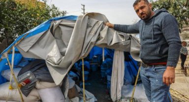 Samandağ'da evini ve tarım alanını bırakamayanlar çadır istiyor