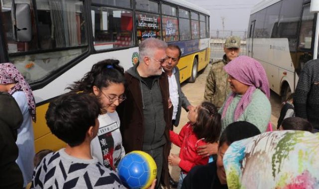 Sanatçılardan, depremzedelere moral ziyareti