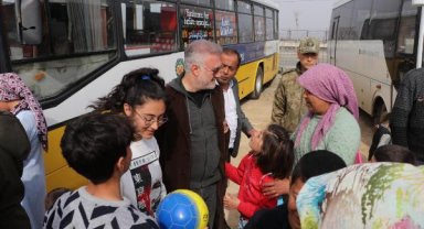 Sanatçılardan, depremzedelere moral ziyareti