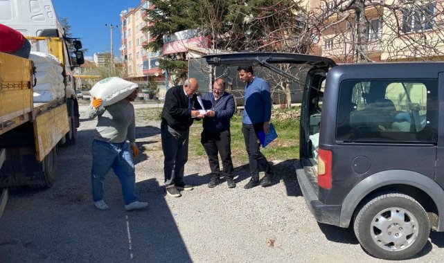 Sandıklı'da arıcılık yapan üreticilere beslenme şekeri desteği