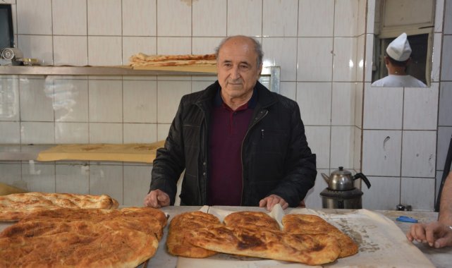 Sandıklı'nın 'haşhaşlı' tahinli pidesi yoğun ilgi görüyor