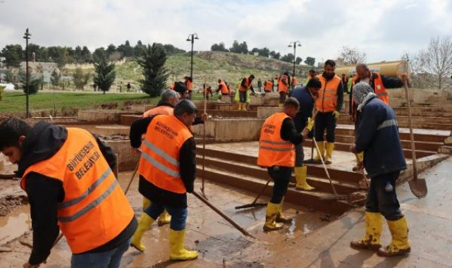 Şanlıurfa'da 2 mahallede sel temizliği devam ediyor, kayıp TIR sürücüsü aranıyor