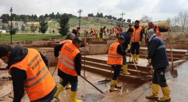 Şanlıurfa'da 2 mahallede sel temizliği devam ediyor, kayıp TIR sürücüsü aranıyor