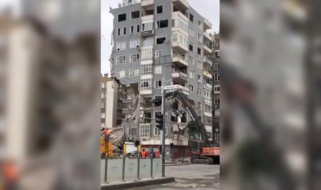 Şanlıurfa'da 40 yıllık hasarlı bina, 15 saniyede yıkıldı
