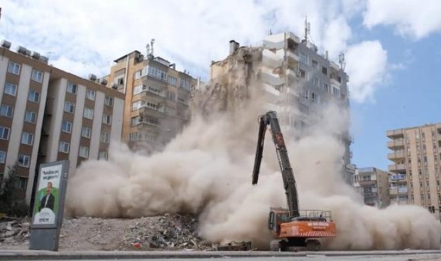 Şanlıurfa'da ağır hasarlı 10 katlı bina kontrollü yıkıldı