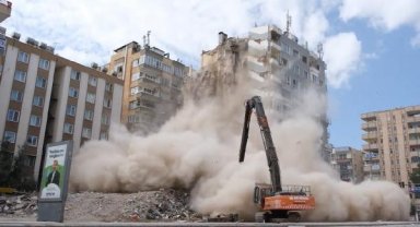 Şanlıurfa'da ağır hasarlı 10 katlı bina kontrollü yıkıldı