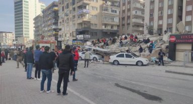 Şanlıurfa'da ağır hasarlı 7 katlı bina çöktü