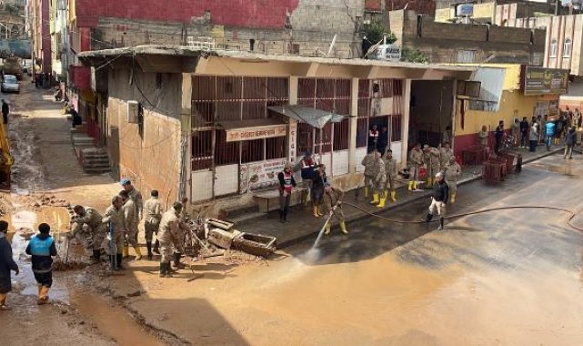 Şanlıurfa'da çamur temizlendi, okullar açıldı; kayıp TIR sürücüsü aranıyor