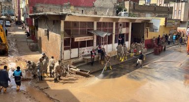 Şanlıurfa'da çamur temizlendi, okullar açıldı; kayıp TIR sürücüsü aranıyor