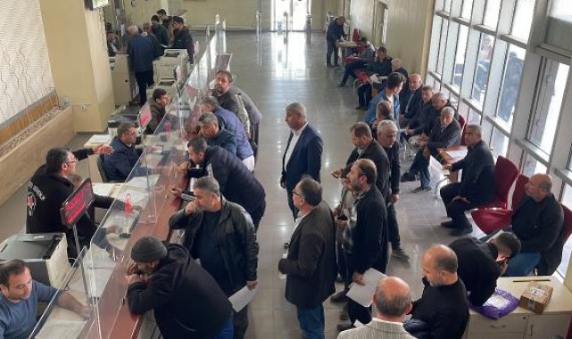 Şanlıurfa'da, EYT'liler işlemleri için SGK'nın yolunu tuttu