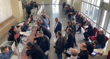 Şanlıurfa'da, EYT'liler işlemleri için SGK'nın yolunu tuttu