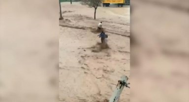 Şanlıurfa'da sel felaketinin izleri silinmeye çalışılıyor, kayıp 1 kişi aranıyor