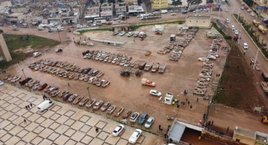 Şanlıurfa'da su basan otoparktaki 170 araç çıkarıldı, kayıp TIR şoförü aranıyor