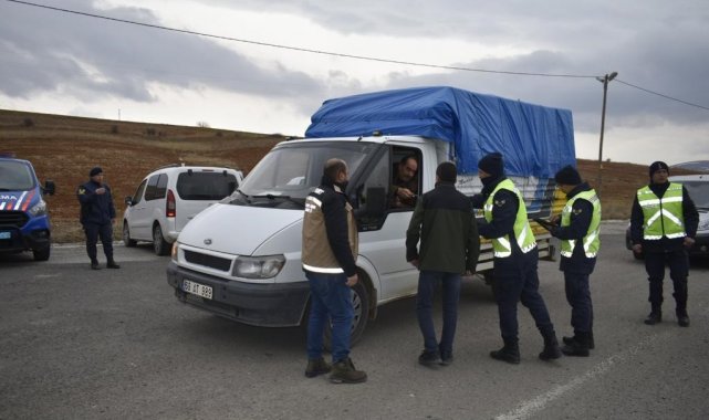Şap hastalığına karşı jandarma ve veteriner hekimler yolları denetledi