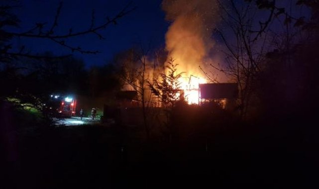Sapanca'da ahşap bungalov ev alev alev yandı
