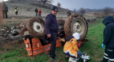 Şarampole devrilen traktörün altında kalan çiftçi öldü