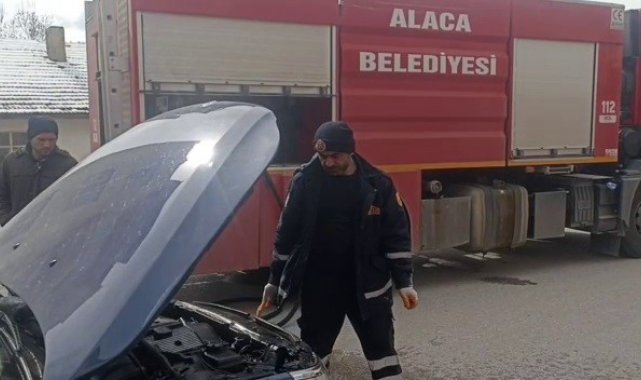 Seyir halindeki otomobilde çıkan yangını itfaiye ekipleri söndürdü